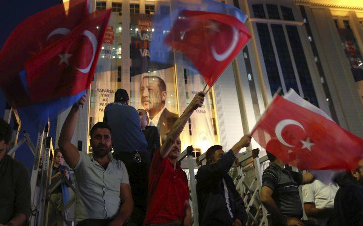 «Σουλτάνος» ο Ερντογάν με την ψήφο του 52,4% των Τούρκων