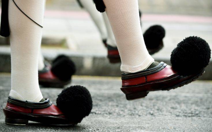 Διάσημος σχεδιαστής παπουτσιών πήρε έμπνευση από το… τσαρούχι