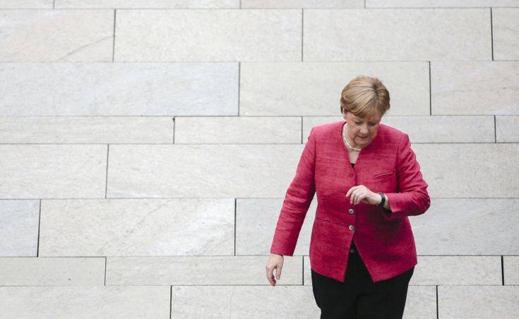 Le Monde: Πρέπει να σώσουμε τη στρατιωτίνα Μέρκελ