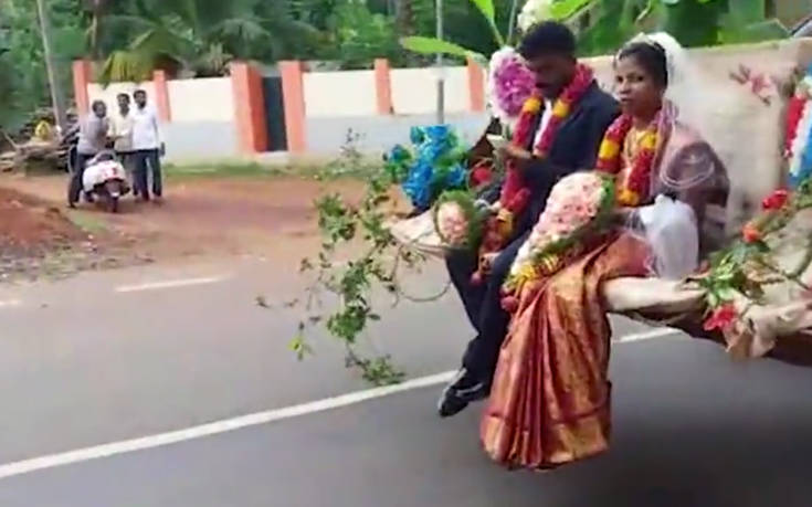 Ζευγάρι στην Ινδία φεύγει από το γάμο του με στολισμένη μπουλντόζα