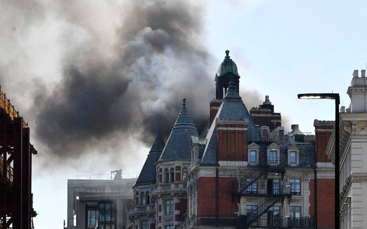 Μεγάλη πυρκαγιά ξέσπασε σε ξενοδοχείο στο κεντρικό Λονδίνο