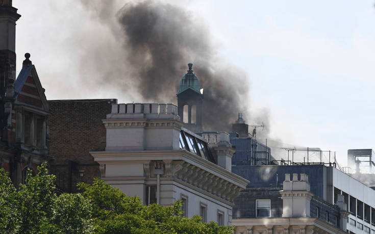 Σε ξενοδοχείο πέντε αστέρων ξέσπασε η μεγάλη φωτιά στο Λονδίνο