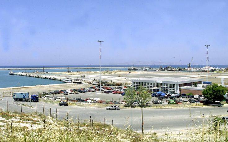 Οδηγός ξέχασε το χειρόφρενο και τράκαρε στον κυκλικό κόμβο