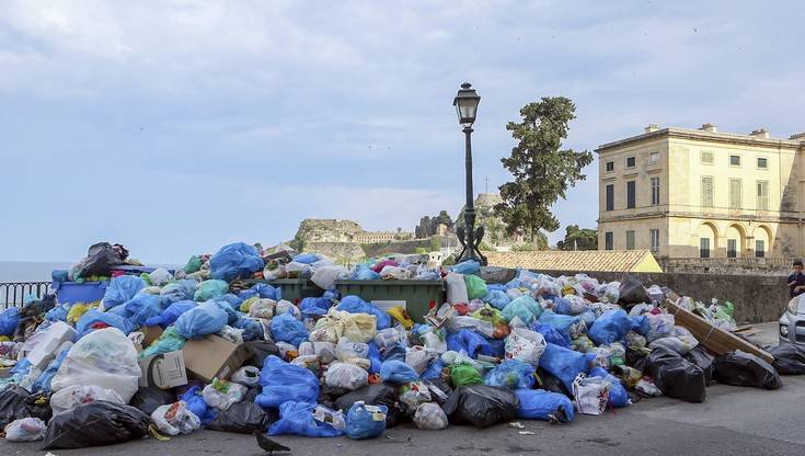 Χιλιάδες τόνοι σκουπιδιών στους δρόμους της Κέρκυρας