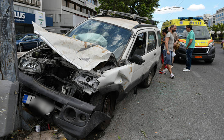Τροχαίο στη Συγγρού, αυτοκίνητο καρφώθηκε σε κολόνα