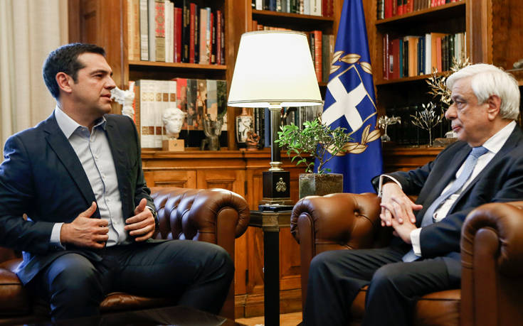 Η απάντηση του Τσίπρα για τη γραβάτα και το πουκάμισο μετά το Eurogroup