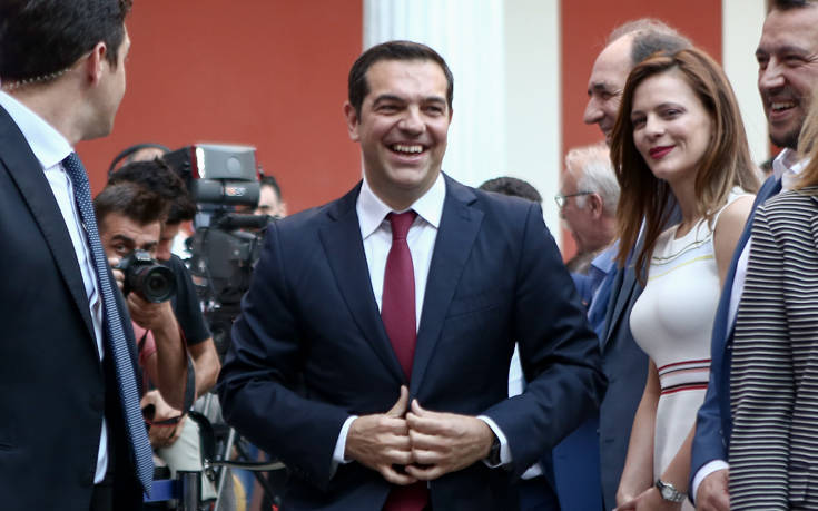 Με κόκκινη γραβάτα ο Αλέξης Τσίπρας μετά τη συμφωνία για το χρέος