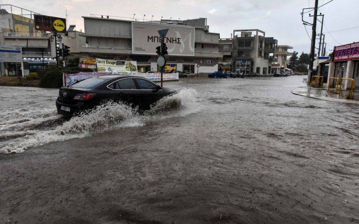 Ποτάμια οι δρόμοι στη Σαλαμίνα λόγω της νεροποντής