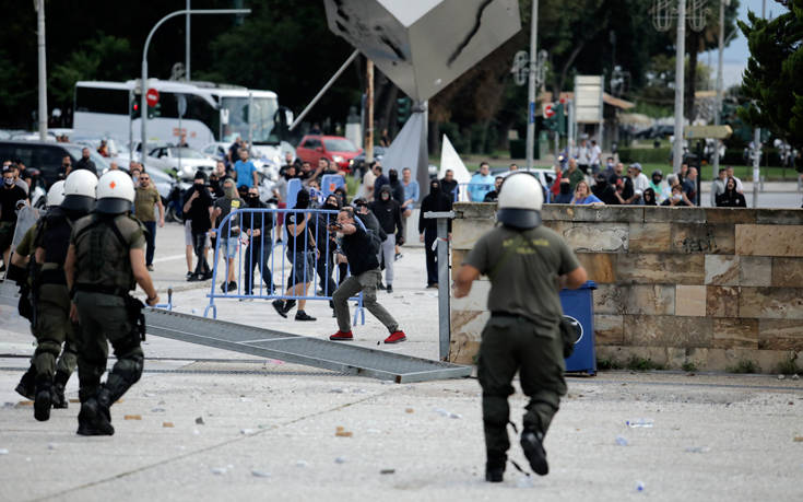 Πέτρες και χημικά για την εκδήλωση του ΣΥΡΙΖΑ για το Σκοπιανό