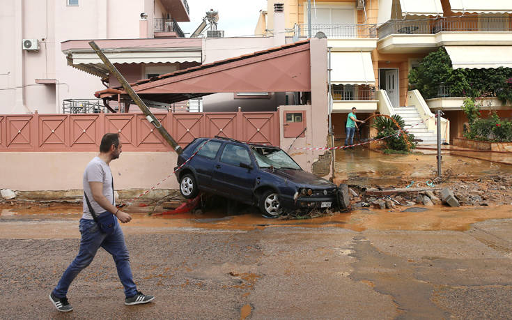 Άνοιξαν οι δρόμοι μετά την κακοκαιρία στη Μάνδρα Αττικής