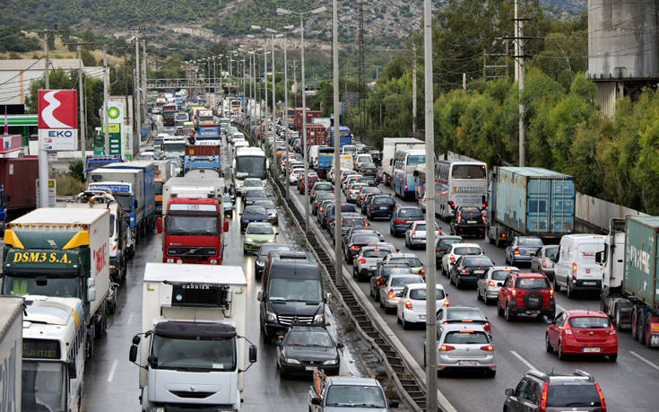 Η βροχή προκαλεί κομφούζιο στους δρόμους