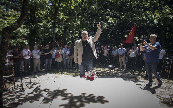 Παρών στο πολιτικό μνημόσυνο του Φλωράκη, ο Δημήτρης Κουτσούμπας