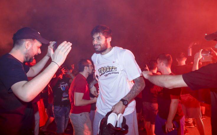 Αποθέωση από 100 οπαδούς στο ΣΕΦ