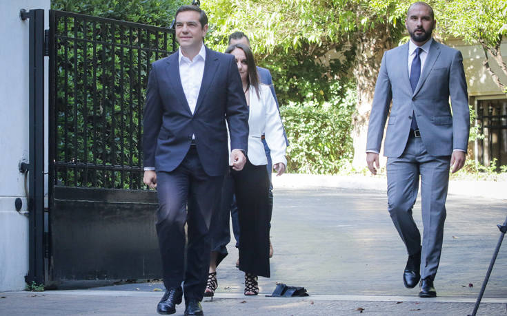 Le Monde: Χάρη στο κουράγιο των Ελλήνων και του Τσίπρα, η Ελλάδα επέζησε