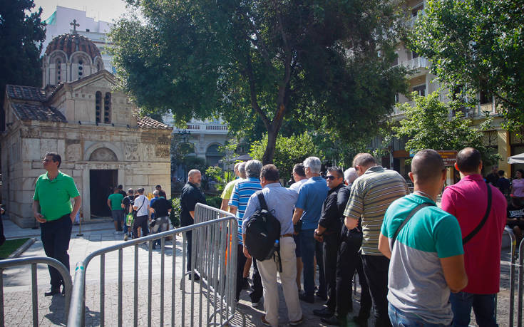 Πλήθος κόσμου αποχαιρετά τον Παύλο Γιαννακόπουλο