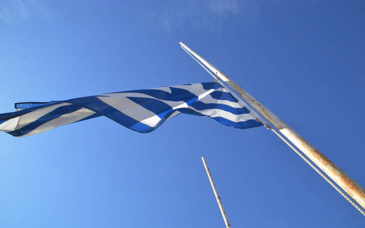 Μεσίστια η ελληνική σημαία στο Άργος για τη συμφωνία για το Σκοπιανό