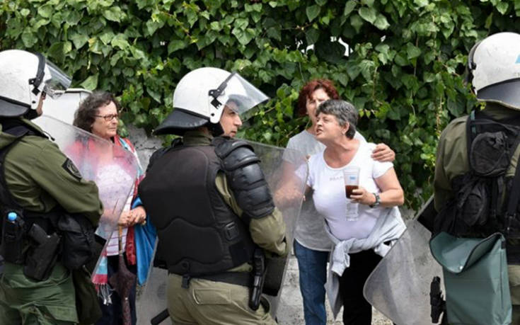 Λαφαζάνης: Να φύγουν τώρα τα ΜΑΤ από τη Λευκίμμη και την Κέρκυρα