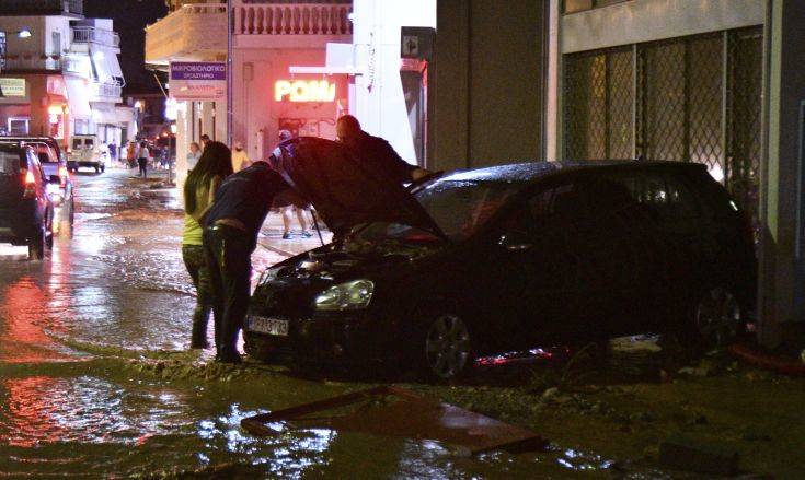 Εγκλωβίστηκαν άνθρωποι σε αυτοκίνητα και ταράτσες στη Μάνδρα