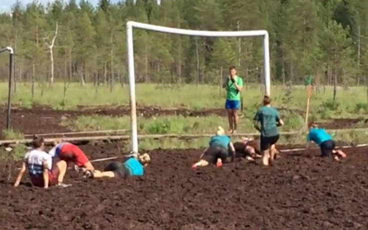 Γυναικείος αγώνας ποδοσφαίρου μέσα σε βάλτο