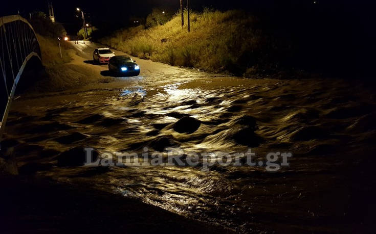 Πήγε να περάσει τον χείμαρρο με το αμάξι του και τον «κατάπιε»