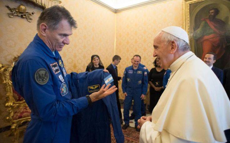 Αστροναύτες χάρισαν στον πάπα τη δική του&#8230; διαστημική στολή