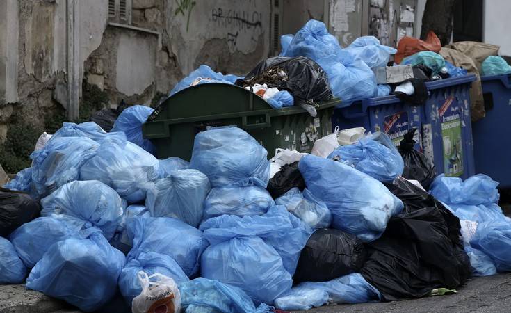 Συνθήκες ασφυξίας στην Αθήνα από τα βουνά με τα σκουπίδια