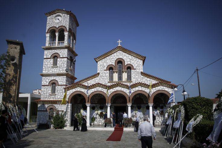 Πλήθος κόσμου στο τελευταίο «αντίο» στον Κώστα Πολυχρονίου