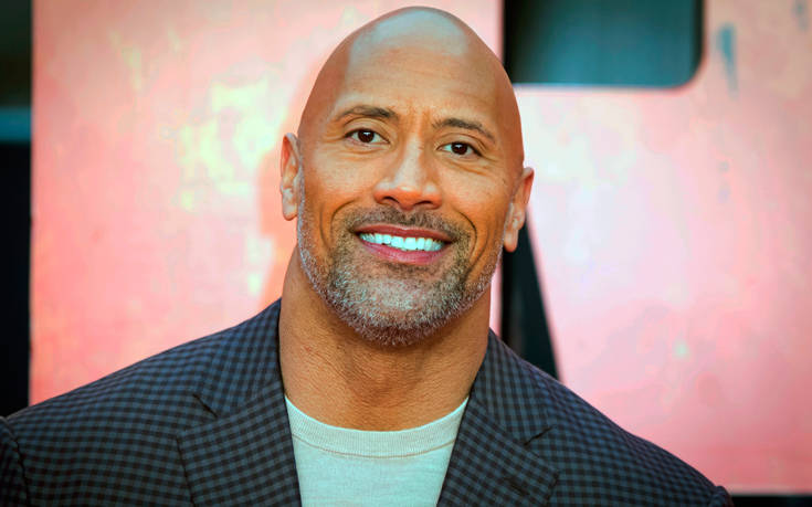 Ο «The Rock» ταΐζει την σύντροφό του ενώ εκείνη θηλάζει