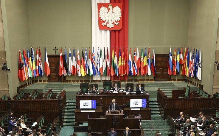 Η πολωνική κυβέρνηση αλλάζει τον αμφιλεγόμενο νόμο για το Ολοκαύτωμα
