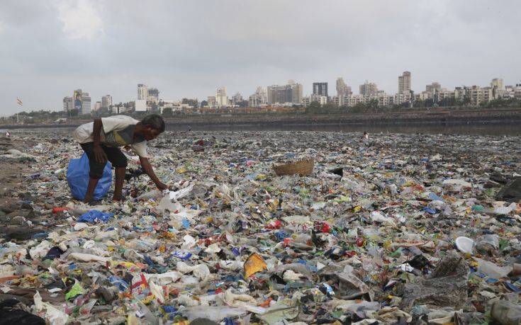 Αόριστη δέσμευση 170 χωρών να περιορίσουν «σημαντικά» τα πλαστικά μιας χρήσεως έως το 2030