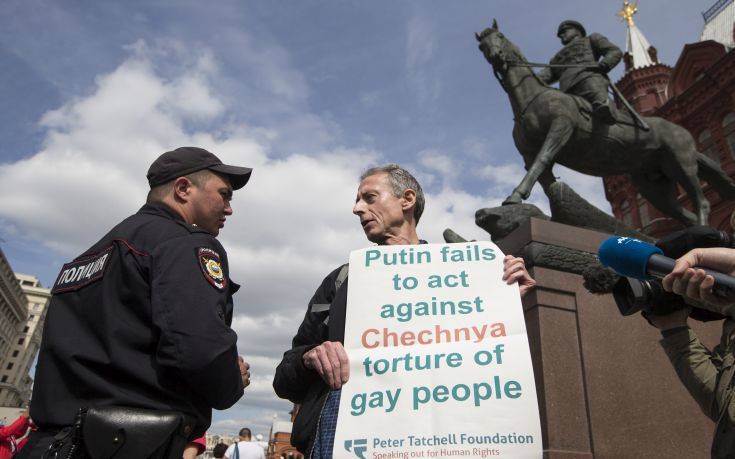 Χειροπέδες από τη ρωσική αστυνομία σε γνωστό ακτιβιστή της βρετανικής κοινότητας ΛΟΑΔ