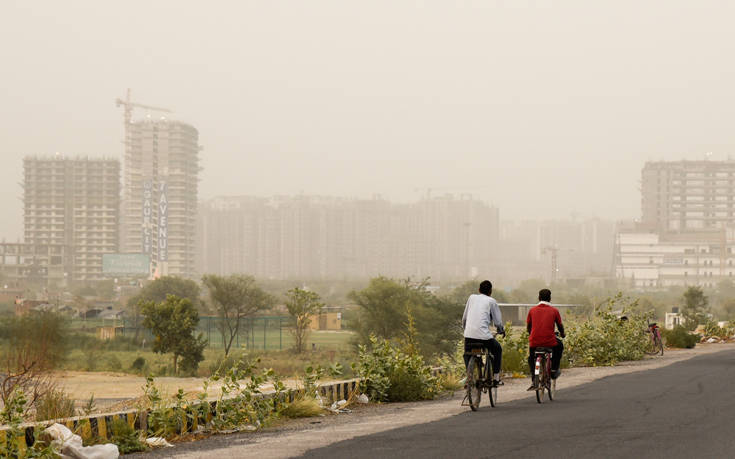 Σε κλοιό σκόνης το Δελχί, περιμένει την περίοδο των βροχών