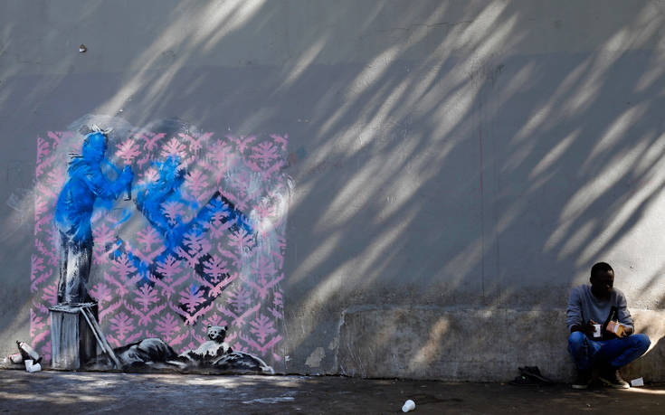 Ο Banksy «χτυπά» στο Παρίσι με έμπνευση από τους πρόσφυγες