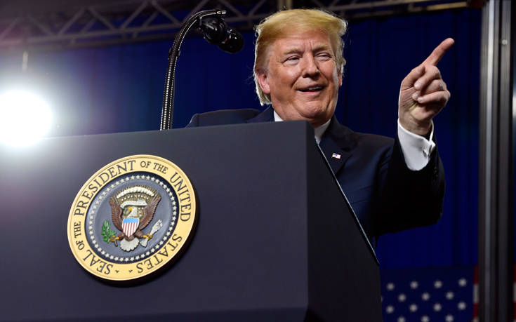 Ο Ντόναλντ Τραμπ αποθεώνει τα μαλλιά του