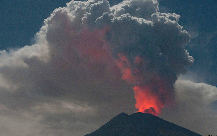 Εκατοντάδες πτήσεις ακυρώθηκαν εξαιτίας σύννεφου ηφαιστειακής τέφρας στο Μπαλί