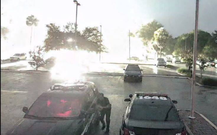 Η τρομακτική στιγμή που κεραυνός πέφτει πίσω από αστυνομικό