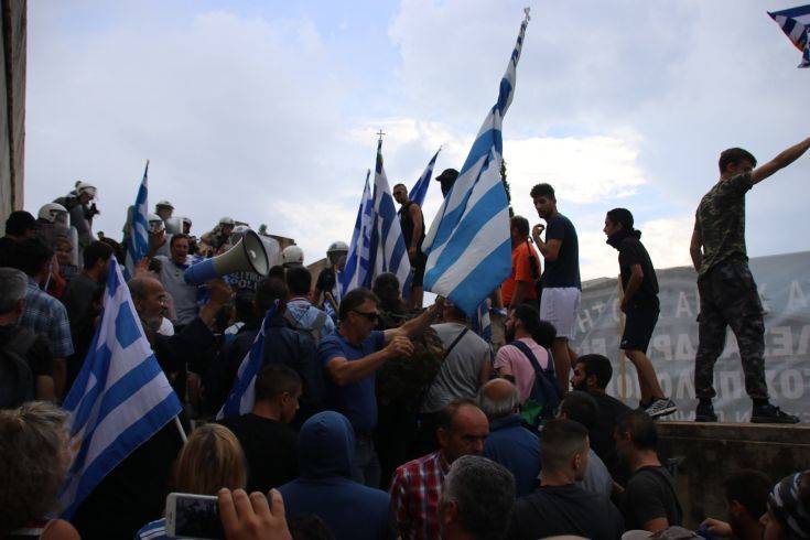 Ένταση έξω από τη Βουλή στο συλλαλητήριο για το Σκοπιανό