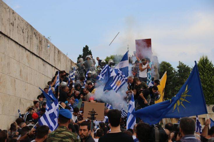 Νέα ένταση έξω από τη Βουλή