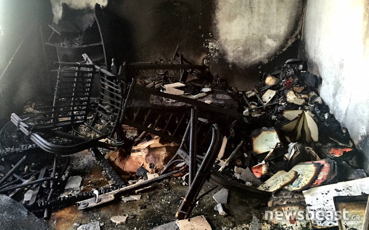 Ζημιές σε δωμάτιο κατοικίας από τη φωτιά στο Περιστέρι