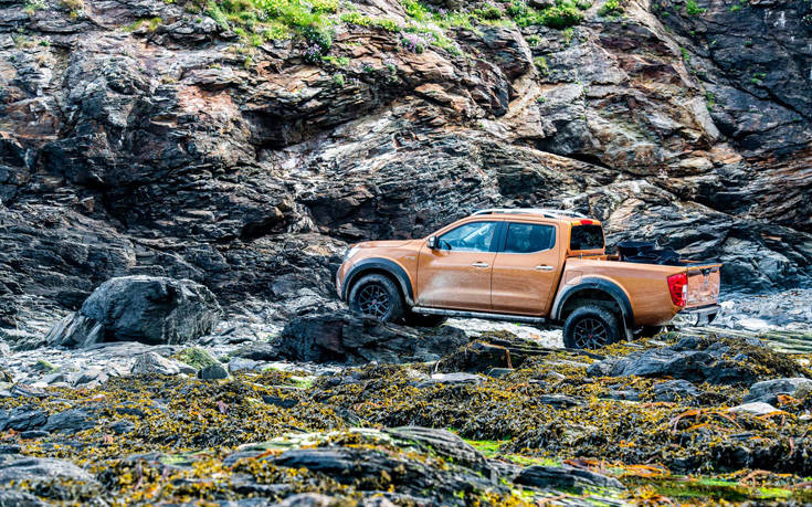 Το σκληροτράχηλο Nissan Navara Off-Roader AT32