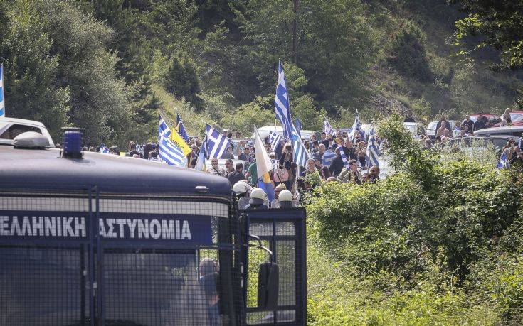 Ένταση ανάμεσα σε αστυνομικές δυνάμεις και διαδηλωτές στις Πρέσπες