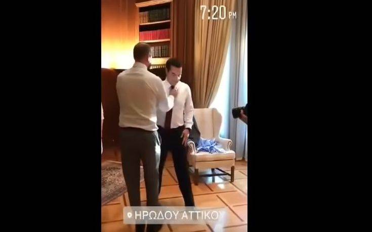 Όταν ο Τζανακόπουλος έβαλε τη γραβάτα στον Τσίπρα