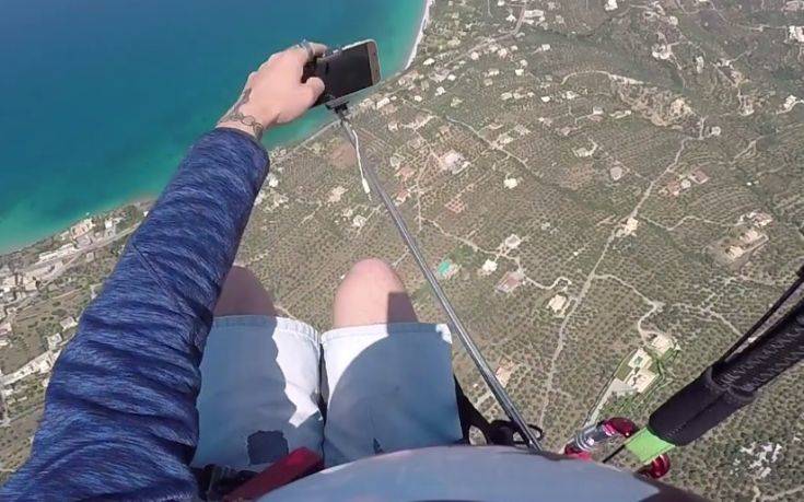 Αντί για selfie… αποχαιρέτησε για πάντα το κινητό του