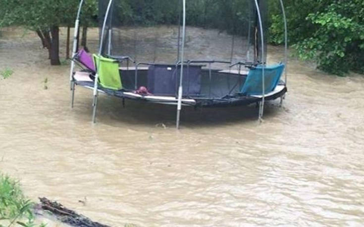 Βγήκε να δει την αυλή της και στη θέση της βρήκε… ένα ποτάμι