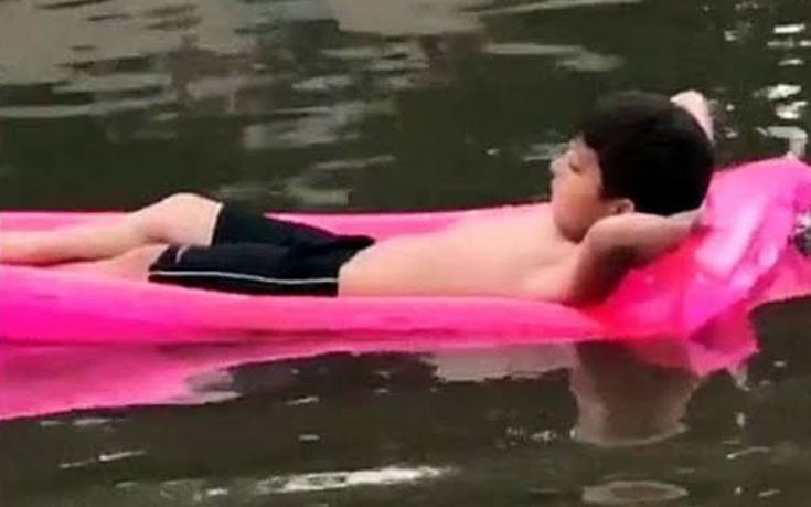 Βρήκε τον τρόπο να&#8230; απολαύσει την πλημμύρα