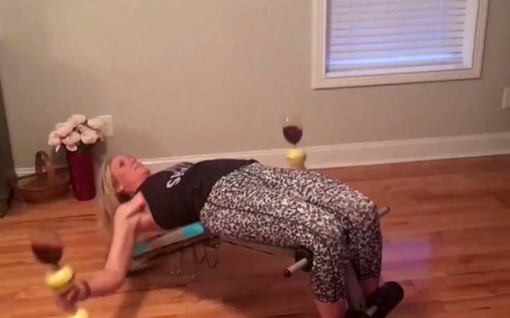 Η γυναίκα που γυμνάζεται&#8230; με κρασί