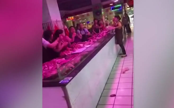«Άναψαν τα αίματα» σε κρεαταγορά και άρχισαν να εκτοξεύονται μπριζόλες