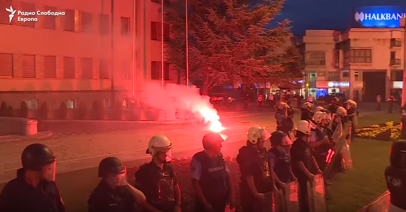 Ένταση, πέτρες και χημικά έξω από τη Βουλή των Σκοπίων τη νύχτα