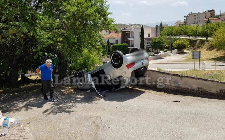 Έχασε τον έλεγχο του αυτοκινήτου και τούμπαρε σε αυλή σπιτιού