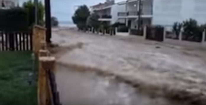 Αυτοκίνητο παρασύρθηκε από ορμητικά νερά και κατέληξε στη θάλασσα στη Χαλκιδική